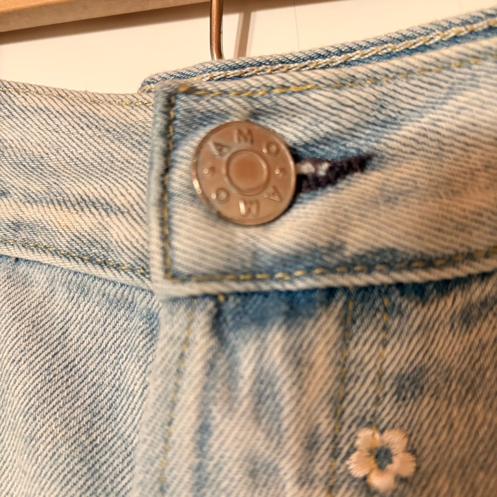 AMO Babe Denim Shorts Size 29 33”Waist Light Wash Floral Embroidered Raw Hem - Picture 3 of 7